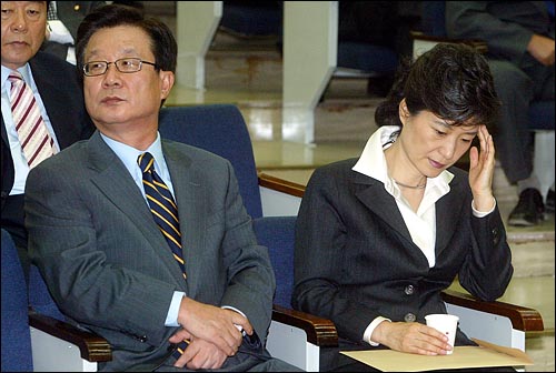 지난 2005년 당대표이던 박근혜 의원과 원내대표이던 강재섭 의원이 의원총회에서 동료의원들의 발언을 듣고 있다(자료사진).